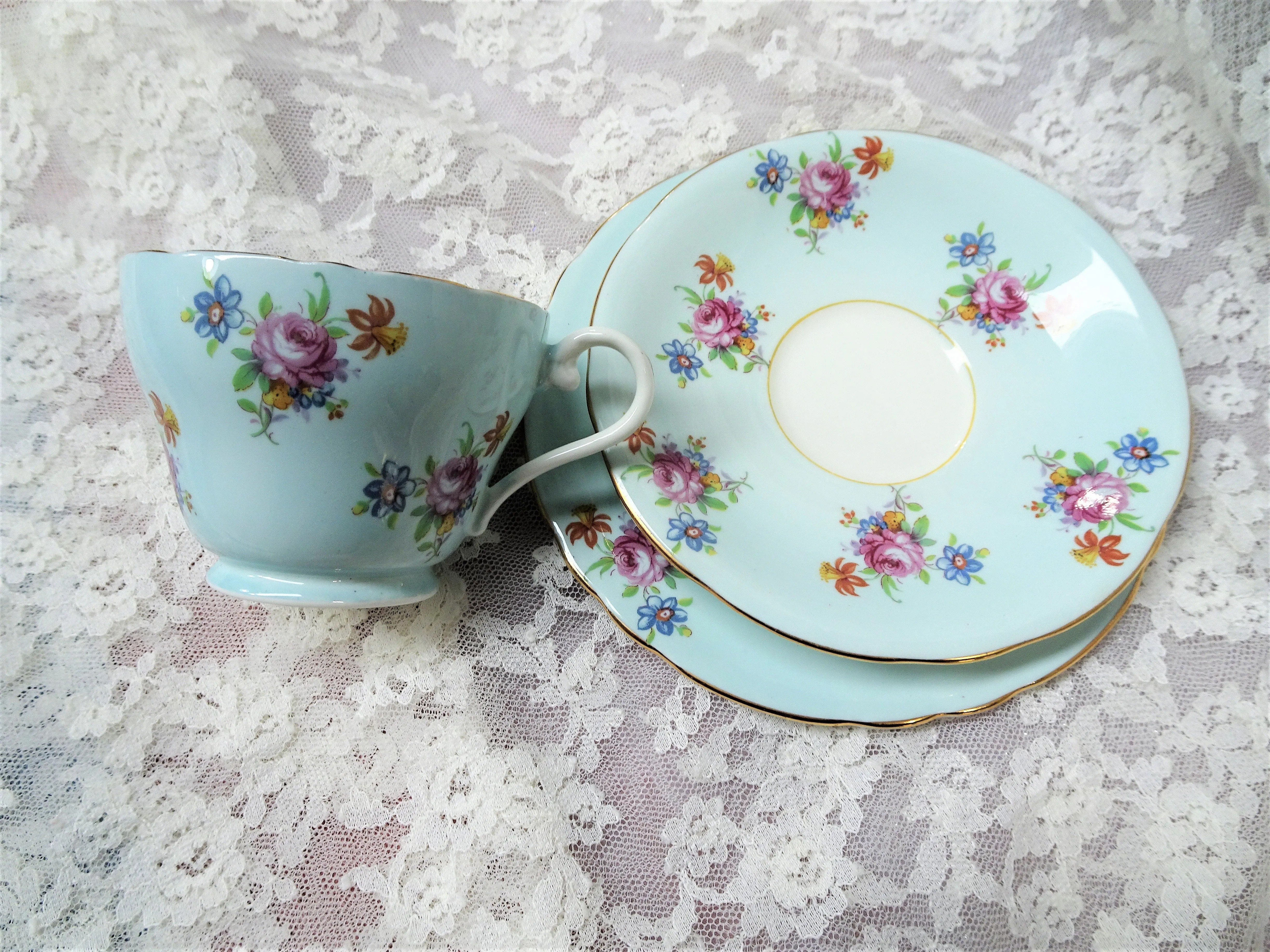 CHARMING Aynsley English Bone China Teacup And Saucer Trio,Cheerful Robin's Egg Blue, Chintz Roses, Teacup and Saucer and Dessert Plate,Cup and Saucer,Collectible Vintage Teacups